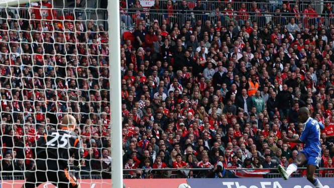 Ramires menaklukkan kiper Liverpool Pepe Reina