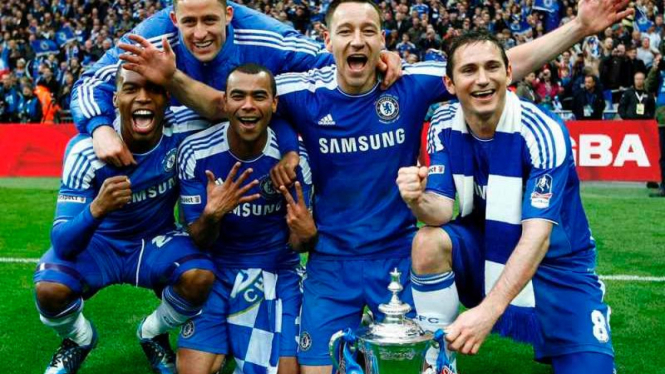 John Terry (tengah) bersama pemain Chelsea usai merebut Piala FA
