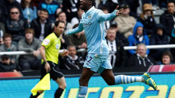 Yaya Toure merayakan gol saat Manchester City melawan Newcastle