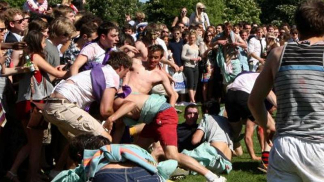Ribuan mahasiswa di Cambridge berpesta mabuk
