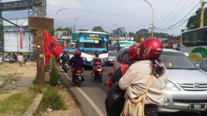 Pengendara motor lawan arus.