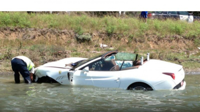 Ferrari tercebur ke sungai