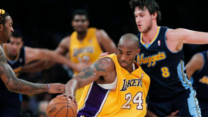 Kobe Bryant (Lakers/tengah) dikawal pemain Denver Nuggets Danilo Gallinari