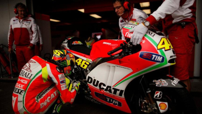 Pembalap Ducati, Valentino Rossi, memeriksa motor GP12