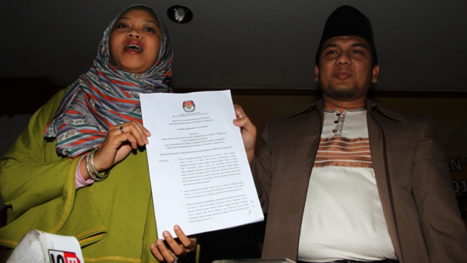 Komisioner KPUD DKI Jakarta Dahlia Umar (kiri) dan Jamaludin Faisal Hasyim