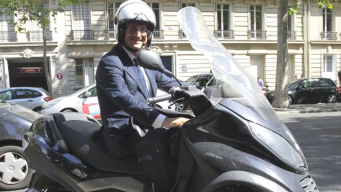 Francois Hollande mengendari skuter Vespa-nya