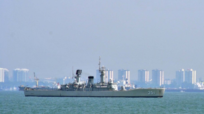 KRI Ahmad Yani 351 di Selat Singapura