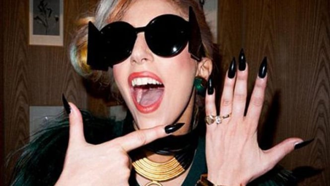 Lady Gaga Pamer Cincin Tunangan