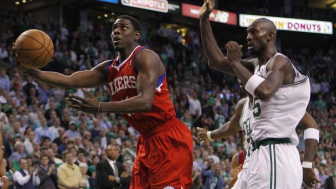 Jrue Holiday (merah) dihadang Kevin Garnett