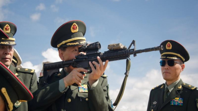 Perwira militer China mencoba senjata buatan AS M4 Carbine