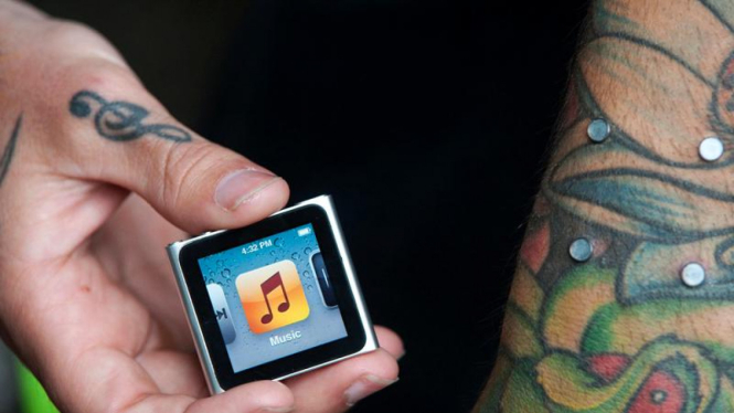 Tindik iPod Nano ala seniman tato