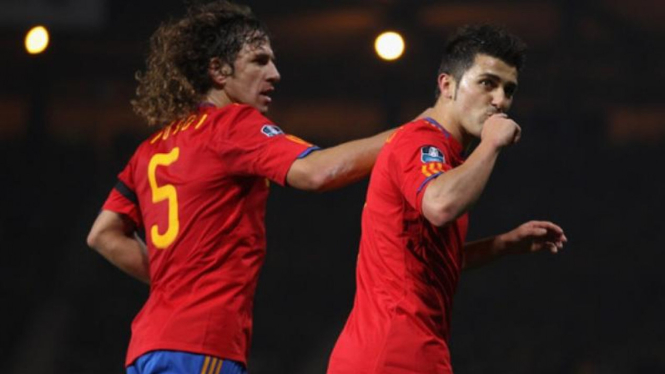 Kapten Spanyol, Carles Puyol (kiri) bersama David Villa