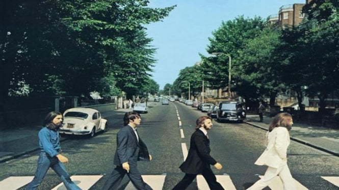 Foto legendaris The Beatles menyeberangi Abbey Road (kiri-ke-kanan)