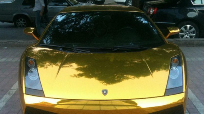Lamborghini lapis emas di China