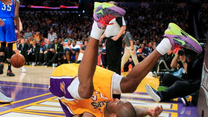 Bintang Los Angeles Lakers, Kobe Bryant, harus jatuh bangun hadapi Thunders