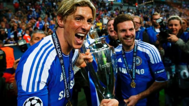 Pemain Chelsea, Fernando Torres (kiri) dan Juan Mata usai final Liga Champions