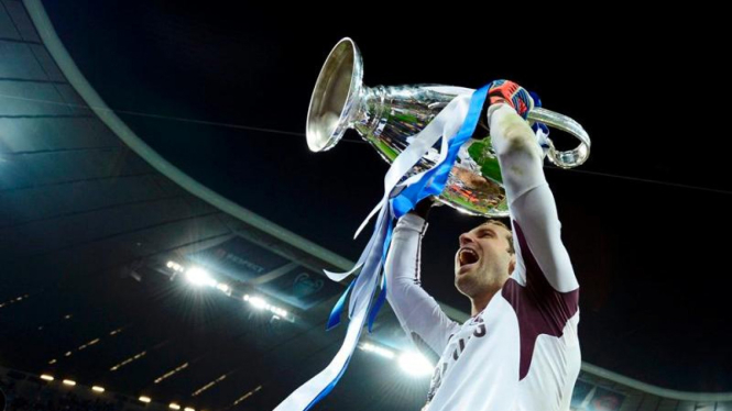 Kiper Chelsea, Petr Cech, usai menjuarai Liga Champions 2012
