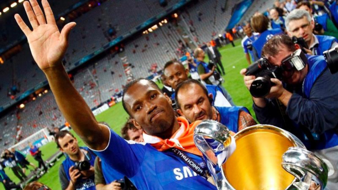 Penyerang Chelsea, Didier Drogba, usai laga final Liga Champions