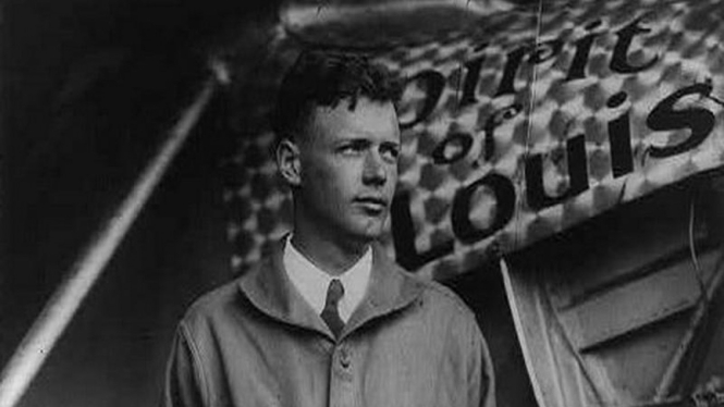 Charles Lindbergh bersama pesawat Spirit of St. Louis 
