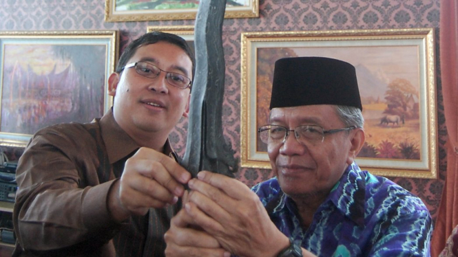 Fadli Zon dan Taufiq Ismail pegang keris Minangkabau