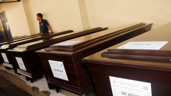 Peti jenazah korban Sukhoi di RS Polri