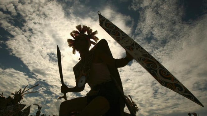 Merdunya Orang Bule Memainkan Alat  Musik Khas Dayak 