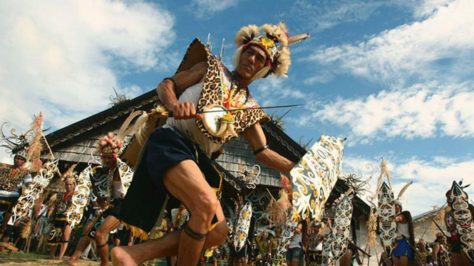 Tari Perang Suku Dayak Kenyah