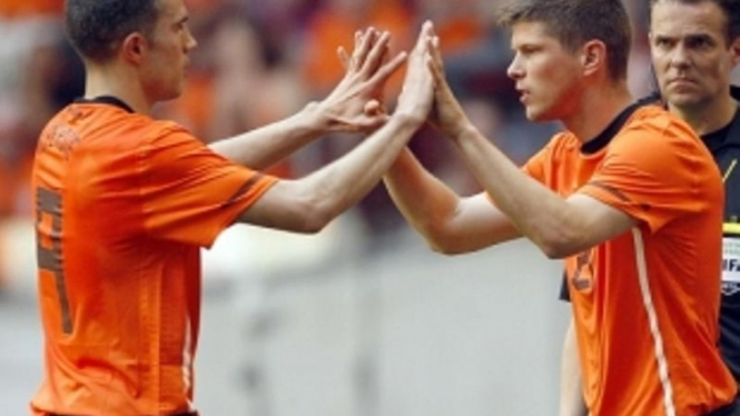 Dua penyerang Belanda, Robin van Persie (kiri) dan Klaas-Jan Huntelaar