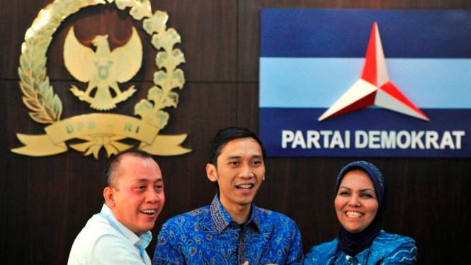 Ketua Fraksi Partai Demokrat DPR Nurhayati Assegaf (kanan) 