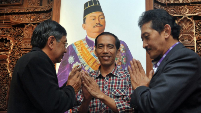 Jokowi diapit Paku Buwono XIII dan Pangeran Tedjowulan