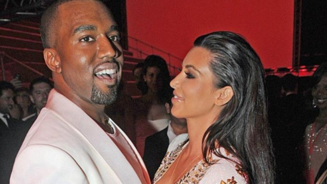 Kanye West dan Kim Kardashian mesra