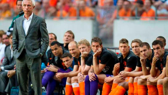 Pelatih Belanda, Bert van Marwijk (berdiri)