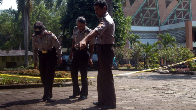 Polisi melakukan olah TKP penembakan dua satpam kampus IPB