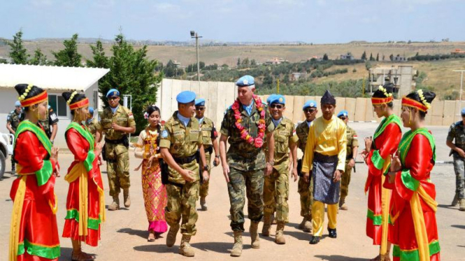 Penyambutan Dansektor UNIFIL Brigjen Julio Herrero Isla ke markas TNI Indobatt.