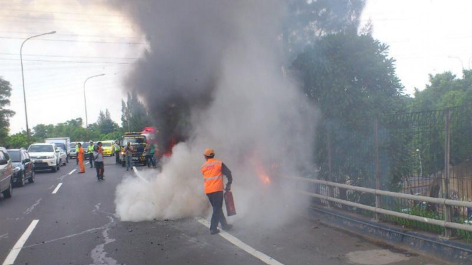 Taksi Gading Kencana terbakar