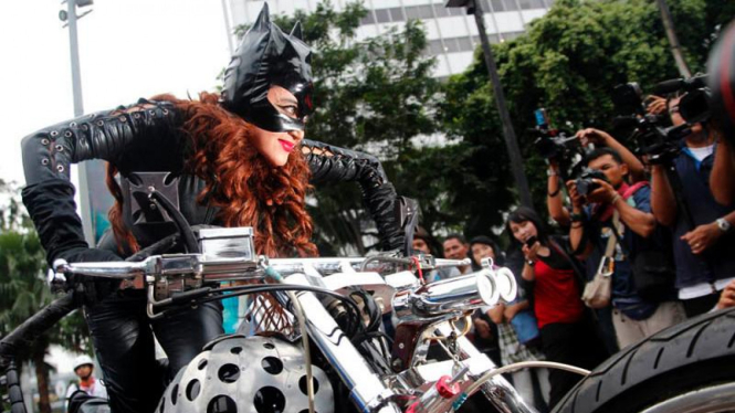 Gunakan Kostum Catwoman, Dewi Perssik Keliling HI Dengan Harley