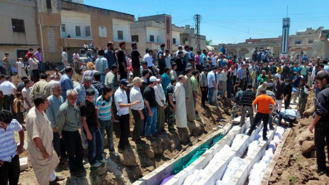 Pemakaman massal korban pembantaian di Kota Houla Suriah