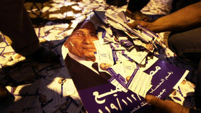 Poster dan flyer calon presiden Mesir, Ahmed Shafiq, dibakar massa.