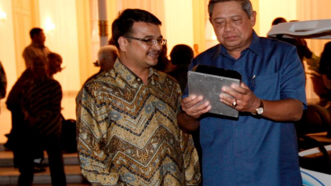 Presiden SBY Memegang DC Drive Karya Ravi Desai