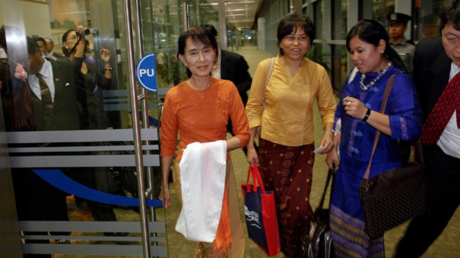 Aung San Suu Kyi di bandara Yangon, Myanmar