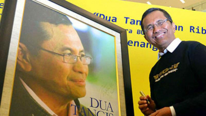 Dahlan Iskan meluncurkan Buku Dua Tangis dan Ribuan Tawa 