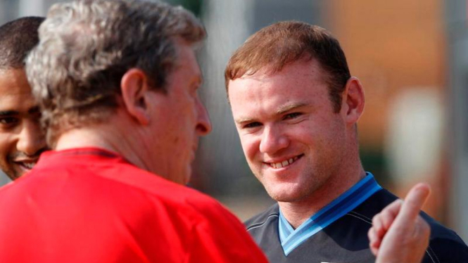 Wayne Rooney, berbincang dengan pelatih Inggris, Roy Hodgson.