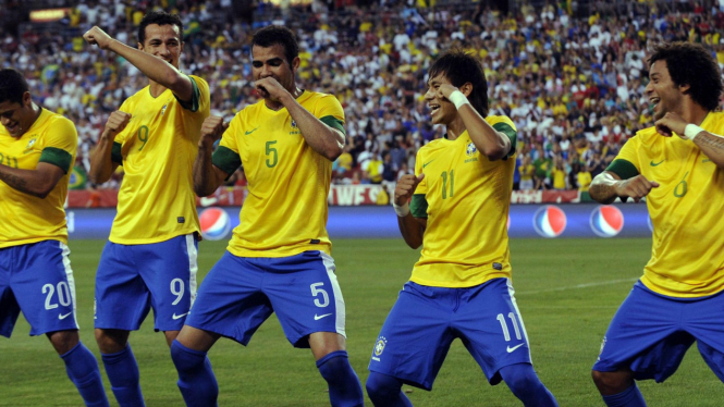 Para pemain Brasil rayakan gol ke gawang AS