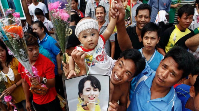 Warga Myanmar di Thailand menyambut Aung San Suu Kyi