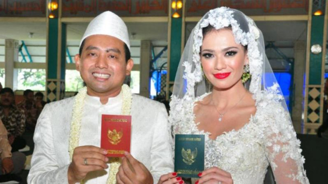 Catherine Wilson dan Akhmad Mukhlas Arofat