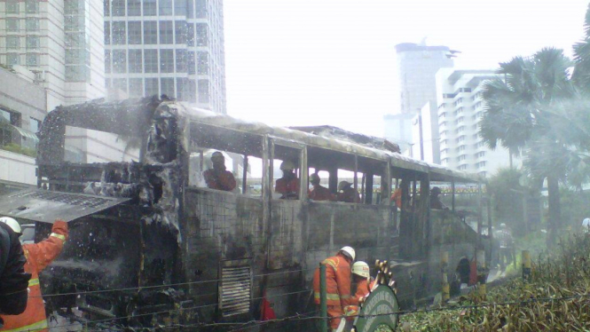 Bus Transjakarta terbakar di Bundaran HI