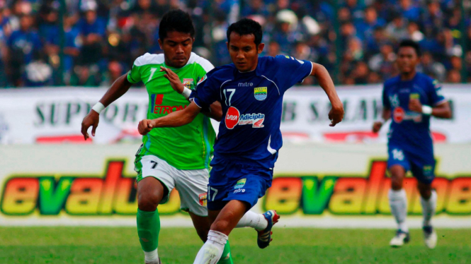 Mitra Kukar (hijau) vs Persib Bandung