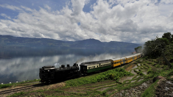 Kereta api melintas di pinggir Danau Singkarak, Sumatera Barat