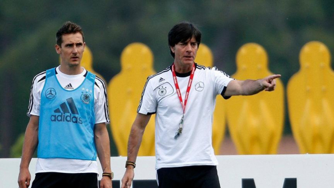 Miroslav Klose (kiri) dan pelatih timnas Jerman Joachim Loew