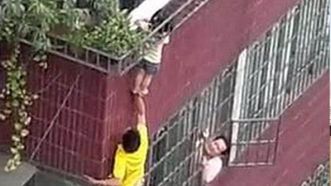 Bocah di Guangzhou, China, terjepit di balkon lantai empat